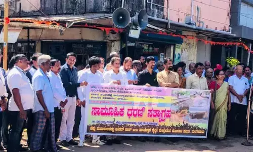 ಜೆಪ್ಪು ಮಹಾಕಾಳಿಪಡ್ಪು ರೈಲ್ವೆ ಅಂಡರ್ ಪಾಸ್ ಕಾಮಗಾರಿ ತ್ವರಿತಗತಿಯಲ್ಲಿ ಪೂರ್ಣಗೊಳಿಸಲು ಒತ್ತಾಯಿಸಿ ಧರಣಿ