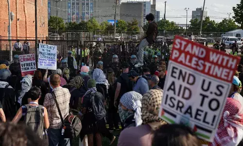 ಡೆಮಾಕ್ರಟಿಕ್ ಸಮಾವೇಶ |ಪೆಲೆಸ್ತೀನ್ ಪರ ಪ್ರತಿಭಟನಾಕಾರರಿಂದ ಭದ್ರತೆ ಉಲ್ಲಂಘನೆ