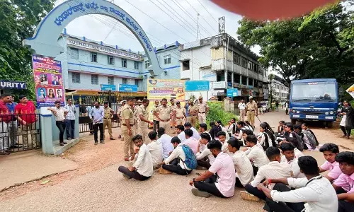 ಕುಂದಾಪುರ: ಕಾಲೇಜು ನಿಯಮಗಳ ಬದಲಾವಣೆ ಖಂಡಿಸಿ ವಿದ್ಯಾರ್ಥಿಗಳಿಂದ ಪ್ರತಿಭಟನೆ