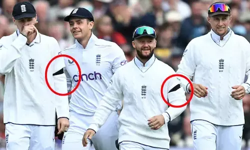 ಶ್ರೀಲಂಕಾ ವಿರುದ್ಧ ಮೊದಲ ಟೆಸ್ಟ್ ನಲ್ಲಿ ಕಪ್ಪುಪಟ್ಟಿ ಧರಿಸಿ ಆಡಿದ ಇಂಗ್ಲೆಂಡ್ ಆಟಗಾರರು