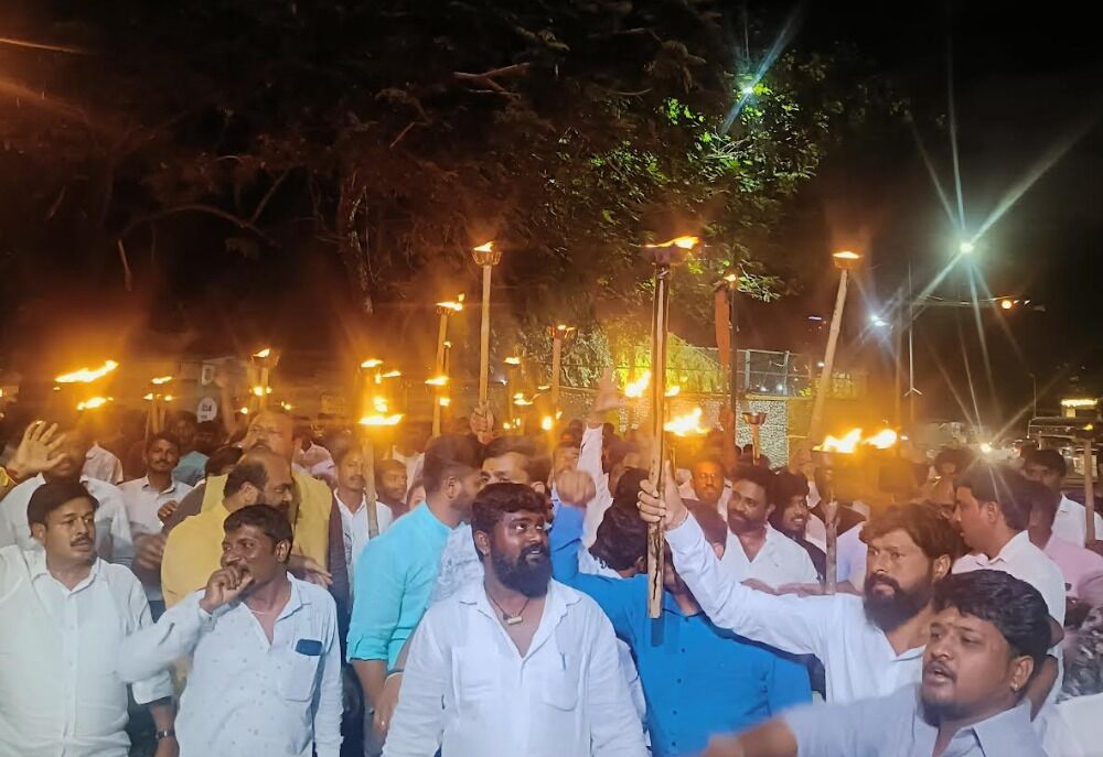 ಪ್ರಗತಿಪರ, ಶೋಷಿತ ಸಮುದಾಯಗಳ ವಿದ್ಯಾರ್ಥಿಗಳ ಪಂಜಿನ ಮೆರವಣಿಗೆ