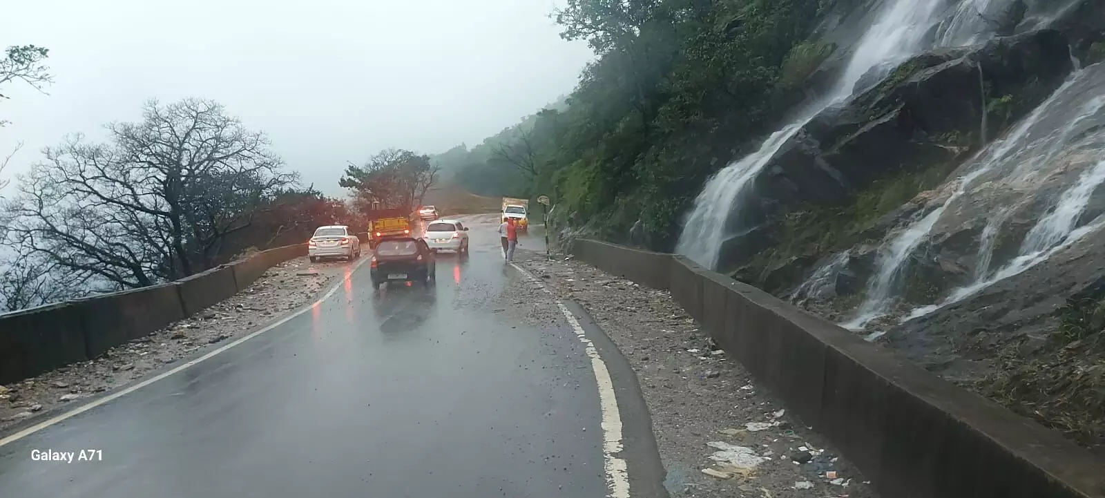 ಚಿಕ್ಕಮಗಳೂರು | ಚಾರ್ಮಾಡಿ ಘಾಟ್ ವ್ಯಾಪ್ತಿಯಲ್ಲಿ ಭಾರೀ ಮಳೆ: ಹೆದ್ದಾರಿ ಸಂಚಾರಕ್ಕೆ ಅಡ್ಡಿ