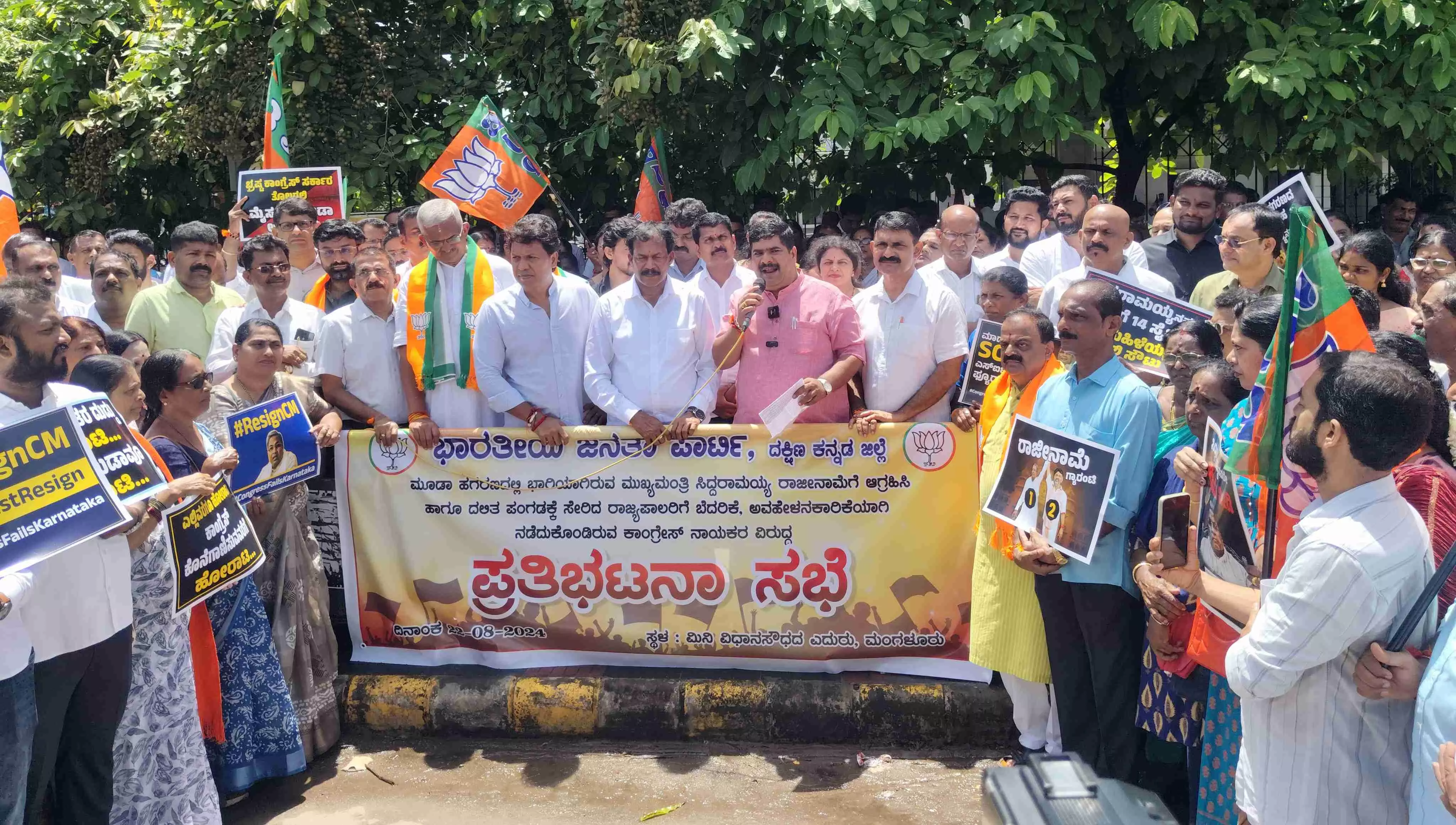 ಪೊಲೀಸರೇ ನಿಮ್ಮ ಟ್ರಾನ್ಸ್ಫರ್ ರಕ್ಷಣೆಗಾಗಿ ದೇಶವನ್ನು ಬಲಿಕೊಡಬೇಡಿ: ಶಾಸಕ ಭರತ್ ಶೆಟ್ಟಿ ಪೊಲೀಸರೇ ನಿಮ್ಮ ಟ್ರಾನ್ಸ್ಫರ್ ರಕ್ಷಣೆಗಾಗಿ ದೇಶವನ್ನು ಬಲಿಕೊಡಬೇಡಿ: ಶಾಸಕ ಭರತ್ ಶೆಟ್ಟಿ