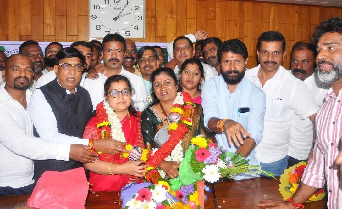 ಚಿಕ್ಕಮಗಳೂರು | ಮೈತ್ರಿ ಪಕ್ಷಗಳ ಪಾಲಾದ ನಗರಸಭೆ ಅಧಿಕಾರ: ಅಧ್ಯಕ್ಷೆಯಾಗಿ ಸುಜಾತಾ ಶಿವಕುಮಾರ್, ಉಪಾಧ್ಯಕ್ಷೆಯಾಗಿ ಅನು ಮಧುಕರ್ ಆಯ್ಕೆ