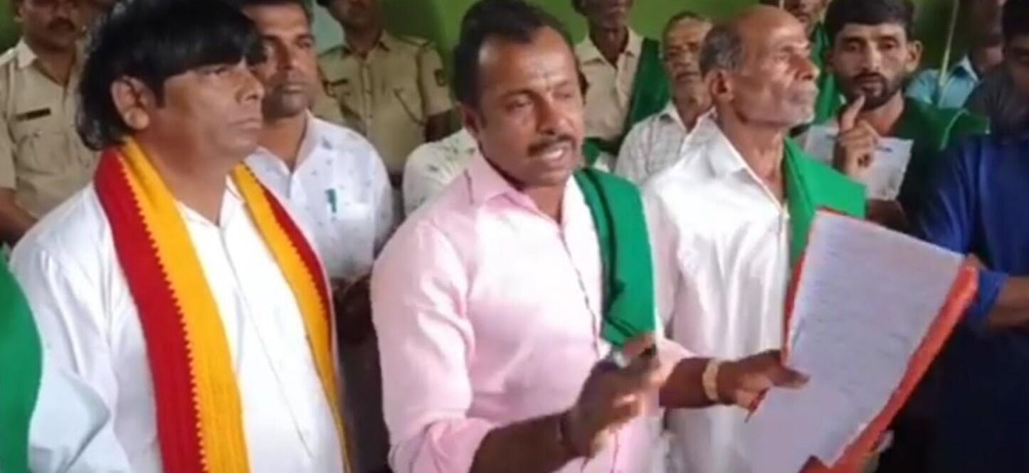 ಕುದುರೆಮುಖ | ಅರಣ್ಯ ಇಲಾಖೆ ನೋಟಿಸ್‍ಗೆ ರೈತರ ಆಕ್ರೋಶ : ಅರಣ್ಯಾಧಿಕಾರಿ ಕಚೇರಿಗೆ ಮುತ್ತಿಗೆ