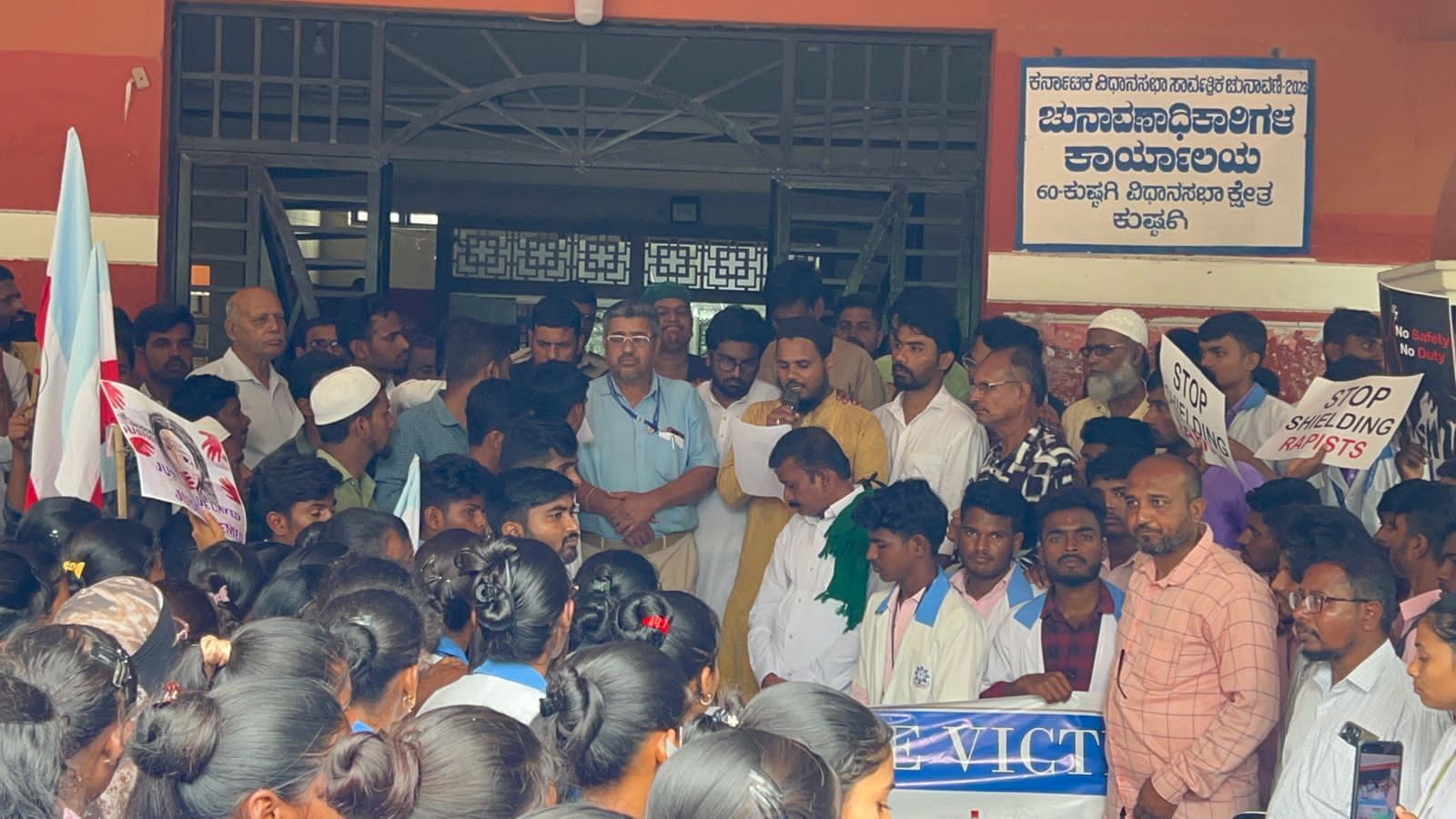 ಕೊಪ್ಪಳ | ಕೋಲ್ಕತ್ತಾ ವೈದ್ಯೆಯ ಅತ್ಯಾಚಾರ-ಕೊಲೆ ಪ್ರಕರಣ: ವಿದ್ಯಾರ್ಥಿಗಳಿಂದ ಪ್ರತಿಭಟನೆ