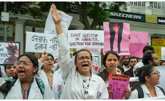 ಕೋಲ್ಕತ್ತಾ ವೈದ್ಯೆಯ ಅತ್ಯಾಚಾರ ಮತ್ತು ಹತ್ಯೆ ವಿರುದ್ಧದ ಪ್ರತಿಭಟನೆ ಅಂತ್ಯ: ಕರ್ತವ್ಯಕ್ಕೆ ಮರಳಿದ ವೈದ್ಯರು