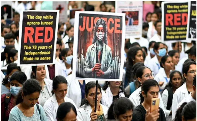 ಕೋಲ್ಕತಾ ವೈದ್ಯೆಯ ಅತ್ಯಾಚಾರ, ಕೊಲೆ ಪ್ರಕರಣದಲ್ಲಿ ಹಲವರು ಶಾಮೀಲು: ಮುಖ್ಯ ಆರೋಪಿಯ ತಾಯಿಯ ಹೇಳಿಕೆ