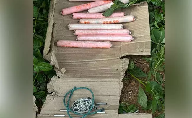 ಮೈಸೂರು | ಹೋಟೆಲ್ನಲ್ಲಿ ಸ್ಪೋಟಕ ವಸ್ತುಗಳು ಪತ್ತೆ : ತನಿಖೆ ಮುಂದುವರಿಕೆ ಮೈಸೂರು | ಹೋಟೆಲ್ನಲ್ಲಿ ಸ್ಪೋಟಕ ವಸ್ತುಗಳು ಪತ್ತೆ : ತನಿಖೆ ಮುಂದುವರಿಕೆ