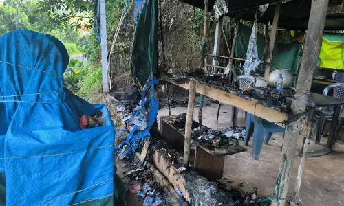 ಪುತ್ತೂರು: ಅಂಗಡಿಗೆ ದುಷ್ಕರ್ಮಿಗಳಿಂದ ಬೆಂಕಿ; ಪ್ರಕರಣ ದಾಖಲು