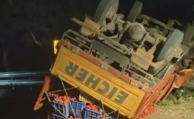 ಚಾಮರಾಜನಗರ : ಲಾರಿ- ಈಚರ್ ವಾಹನ ಢಿಕ್ಕಿ; ಓರ್ವ ಮೃತ್ಯು ಚಾಮರಾಜನಗರ : ಲಾರಿ- ಈಚರ್ ವಾಹನ ಢಿಕ್ಕಿ; ಓರ್ವ ಮೃತ್ಯು