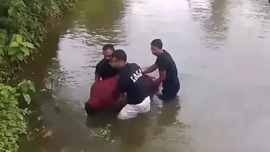 ಅಸ್ಸಾಂ: ಪೊಲೀಸರ ವಶದಿಂದ ತಪ್ಪಿಸಿಕೊಂಡು ಕೆರೆಗೆ ಹಾರಿದ ಅತ್ಯಾಚಾರ ಪ್ರಕರಣದ ಆರೋಪಿ ಸಾವು ಅಸ್ಸಾಂ: ಪೊಲೀಸರ ವಶದಿಂದ ತಪ್ಪಿಸಿಕೊಂಡು ಕೆರೆಗೆ ಹಾರಿದ ಅತ್ಯಾಚಾರ ಪ್ರಕರಣದ ಆರೋಪಿ ಸಾವು