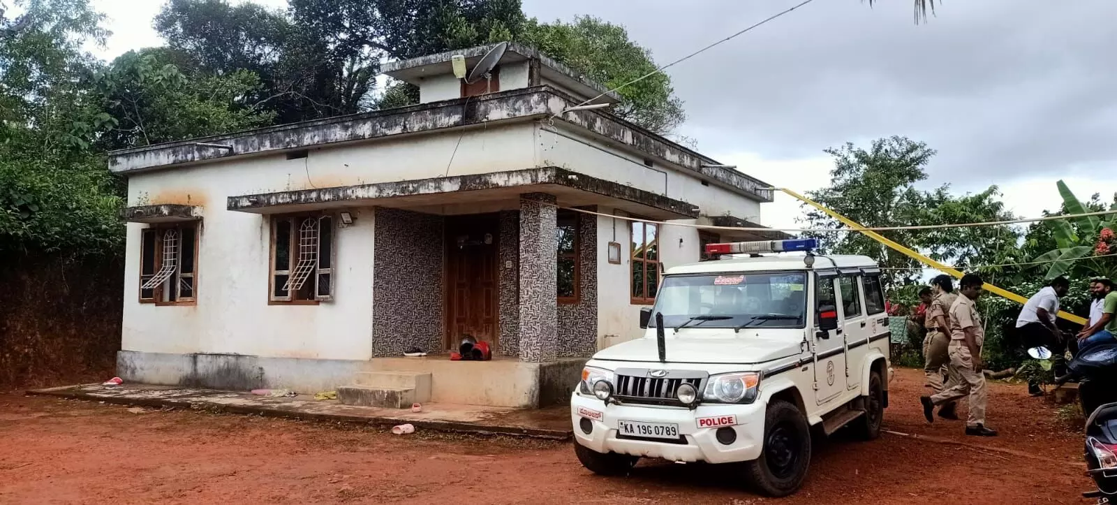 ಪುತ್ತೂರು: ಮನೆಗೆ ನುಗ್ಗಿ ನಗ, ನಗದು ಕಳವು ಪುತ್ತೂರು: ಮನೆಗೆ ನುಗ್ಗಿ ನಗ, ನಗದು ಕಳವು