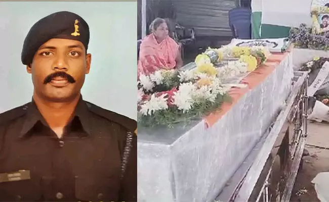 ಚಾಮರಾಜನಗರ : ಹೃದಯಾಘಾತದಿಂದ ಸೈನಿಕ ಮೃತ್ಯು; ತವರಿಗೆ ತಲುಪಿದ ಪಾರ್ಥಿವ ಶರೀರ ಚಾಮರಾಜನಗರ : ಹೃದಯಾಘಾತದಿಂದ ಸೈನಿಕ ಮೃತ್ಯು; ತವರಿಗೆ ತಲುಪಿದ ಪಾರ್ಥಿವ ಶರೀರ