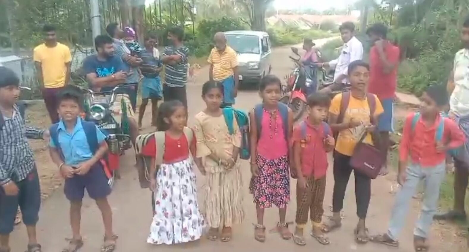 ತುಮಕೂರು | ಮಕ್ಕಳ ಎದುರೇ ಹೊಡೆದಾಡಿಕೊಂಡ ಶಿಕ್ಷಕರು ; ಶಾಲೆಗೆ ಬೀಗ ಜಡಿದು ಗ್ರಾಮಸ್ಥರ ಪ್ರತಿಭಟನೆ