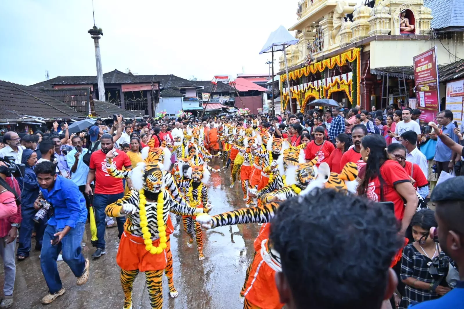 ಉಡುಪಿ: ಬೀದಿಬೀದಿಗಳಲ್ಲಿ ಘರ್ಜಿಸುತ್ತಿವೆ ಬಗೆಬಗೆಯ ಹುಲಿವೇಷ ಉಡುಪಿ: ಬೀದಿಬೀದಿಗಳಲ್ಲಿ ಘರ್ಜಿಸುತ್ತಿವೆ ಬಗೆಬಗೆಯ ಹುಲಿವೇಷ