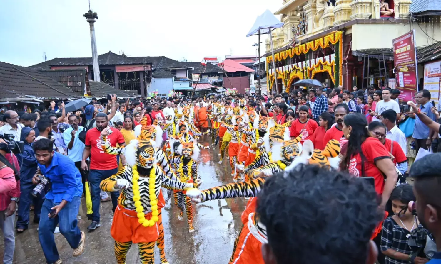 ಉಡುಪಿ: ಬೀದಿಬೀದಿಗಳಲ್ಲಿ ಘರ್ಜಿಸುತ್ತಿವೆ ಬಗೆಬಗೆಯ ಹುಲಿವೇಷ