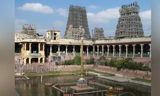 ಮಧುರೈ ಮೀನಾಕ್ಷಿ ದೇವಾಲಯದಲ್ಲಿ ‘ಹಿಂದೂ’ ಎಂಬುದಕ್ಕೆ ಸಾಕ್ಷಿ ಕೇಳಿದರು : ಬಿಜೆಪಿ ನಾಯಕಿ, ನಟಿ ನಮಿತಾ ಆರೋಪ