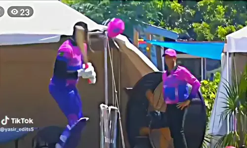 ಅಂಪೈರ್‌ ತೀರ್ಪಿಗೆ ಅಸಮಾಧಾನ: ಬ್ಯಾಟ್‌ನಲ್ಲಿ ಹೊಡೆದು ಹೆಲ್ಮೆಟ್‌ ಅನ್ನು ಪಾರ್ಕ್‌ನಿಂದ ಹೊರಗಟ್ಟಿದ ಕಾರ್ಲೋಸ್ ಬ್ರಾತ್ ವೇಟ್