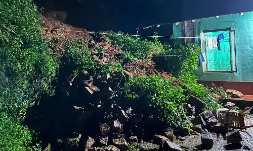 ವಿಟ್ಲ: ಮನೆ ಮೇಲೆ ಭಾರೀ ಪ್ರಮಾಣದ ಗುಡ್ಡ ಕುಸಿತ