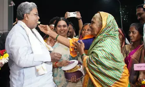ನಾಡಿಗೆ ಅನ್ನ ಕೊಡೋ ದೊರೆ ನಿನ್ನ ಕೈ ಮೇಲಾಗ್ಲಿ: ಸಿಎಂಗೆ ಅಕ್ಕಾತಾಯಿಯ ಹಾರೈಕೆ