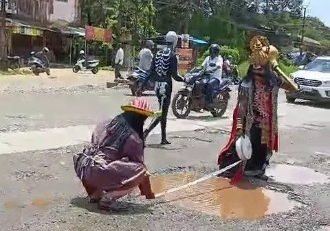 ಆದಿಉಡುಪಿ ರಾಷ್ಟ್ರೀಯ ಹೆದ್ದಾರಿ ಹೊಂಡಮಯ| ಗಮನ ಸೆಳೆದ ವೇಷಧಾರಿಗಳ ವಿಶಿಷ್ಟ ಪ್ರದರ್ಶನ ಆದಿಉಡುಪಿ ರಾಷ್ಟ್ರೀಯ ಹೆದ್ದಾರಿ ಹೊಂಡಮಯ| ಗಮನ ಸೆಳೆದ ವೇಷಧಾರಿಗಳ ವಿಶಿಷ್ಟ ಪ್ರದರ್ಶನ