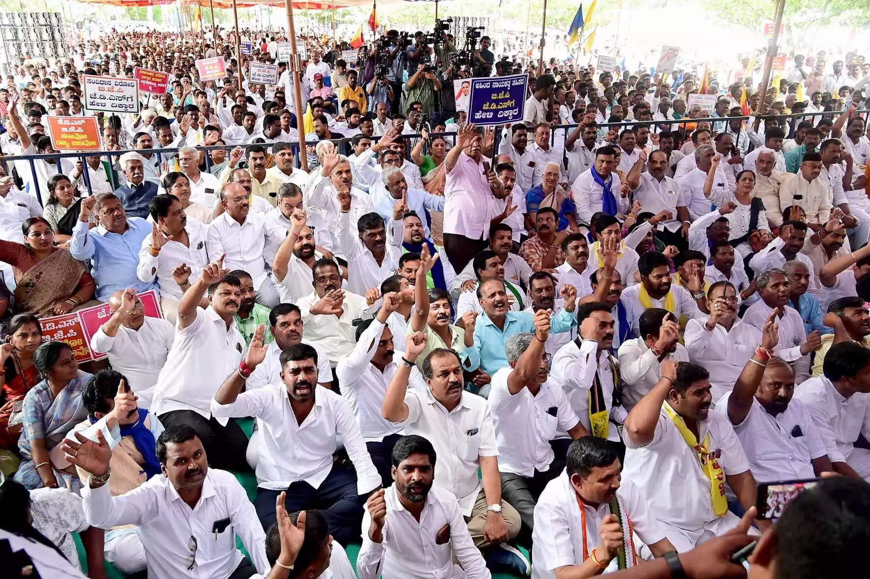 ಶೋಷಿತ ವರ್ಗಗಳಿಂದ ‘ರಾಜಭವನ ಚಲೋ’ ಪ್ರತಿಭಟನೆ ಶೋಷಿತ ವರ್ಗಗಳಿಂದ ‘ರಾಜಭವನ ಚಲೋ’ ಪ್ರತಿಭಟನೆ