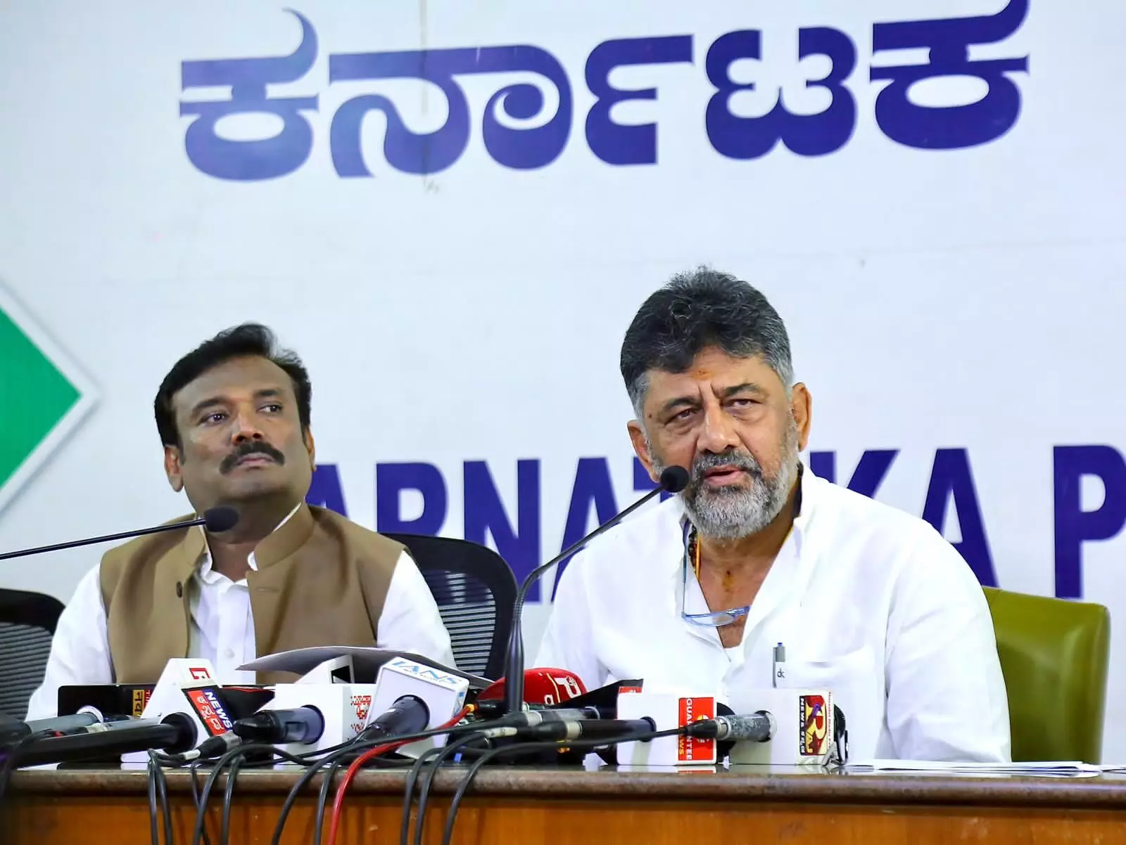 ಬಾಕಿ ಇರುವ ಪ್ರಕರಣಗಳ ವಿಚಾರಣೆಗೆ ಅನುಮತಿ ನೀಡಲು ಆಗ್ರಹಿಸಿ ಆ.31ಕ್ಕೆ ‘ರಾಜಭವನ ಚಲೋ: ಡಿ.ಕೆ. ಶಿವಕುಮಾರ್ ಬಾಕಿ ಇರುವ ಪ್ರಕರಣಗಳ ವಿಚಾರಣೆಗೆ ಅನುಮತಿ ನೀಡಲು ಆಗ್ರಹಿಸಿ ಆ.31ಕ್ಕೆ ‘ರಾಜಭವನ ಚಲೋ: ಡಿ.ಕೆ. ಶಿವಕುಮಾರ್