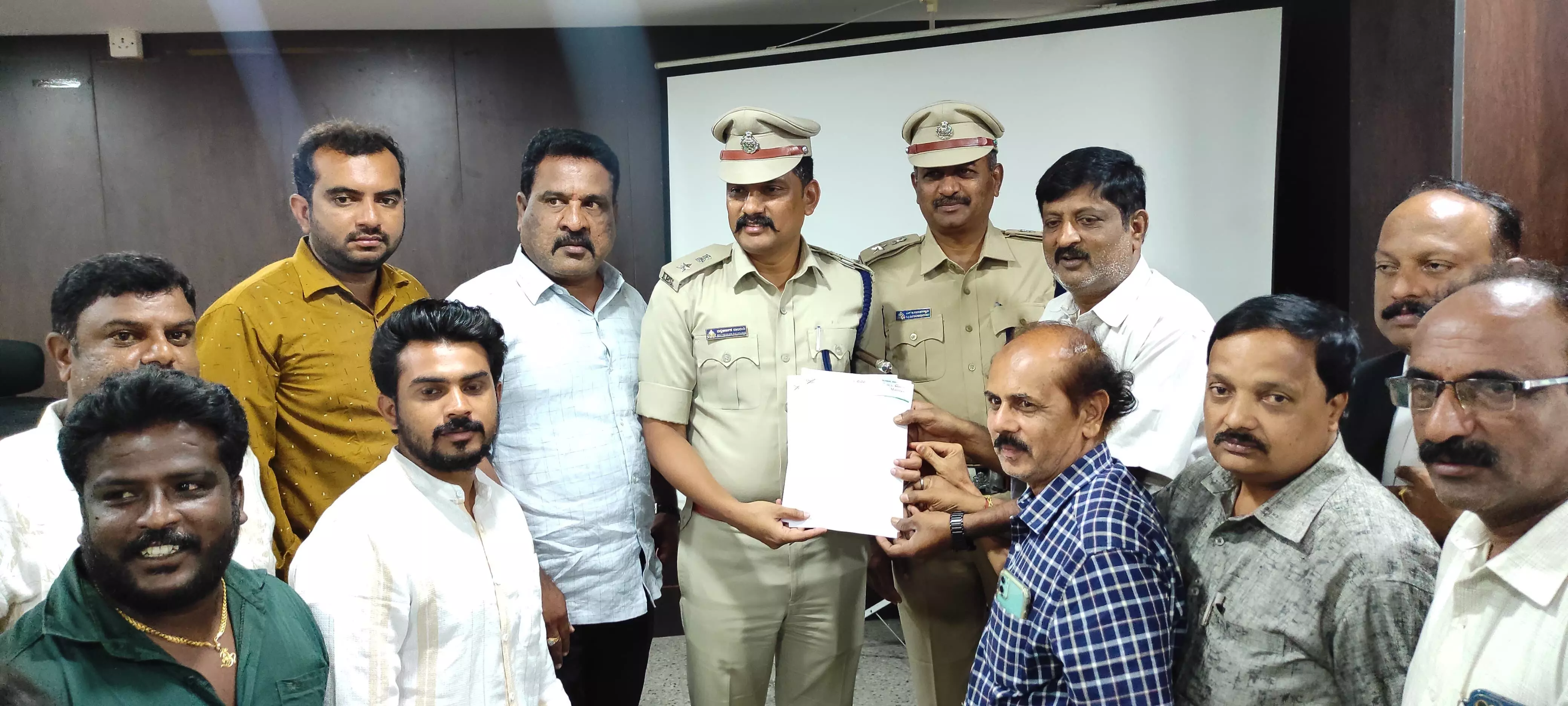 ಮಂಡ್ಯ| ಪತ್ರಕರ್ತರ ಬಂಧನ ಪ್ರಕರಣ: ಪೊಲೀಸರ ವಿರುದ್ಧ ಪ್ರತಿಭಟನೆ