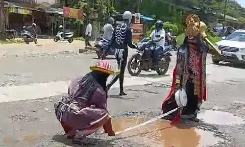 ಆದಿಉಡುಪಿ ರಾಷ್ಟ್ರೀಯ ಹೆದ್ದಾರಿ ಹೊಂಡಮಯ| ಗಮನ ಸೆಳೆದ ವೇಷಧಾರಿಗಳ ವಿಶಿಷ್ಟ ಪ್ರದರ್ಶನ