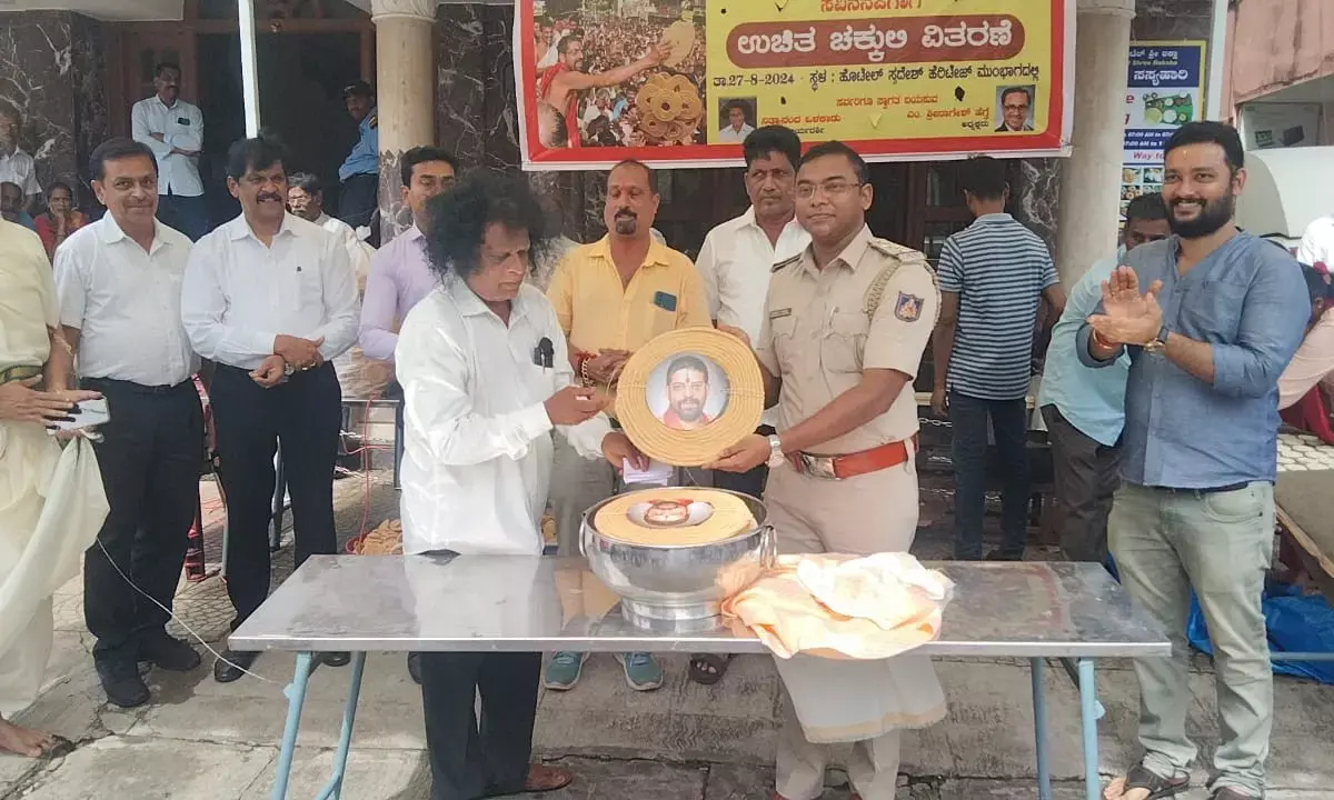 ವಿಟ್ಲಪಿಂಡಿ: ನಾಗರಿಕ ಸಮಿತಿಯಿಂದ 10 ಸಾವಿರ ಚಕ್ಕುಲಿ ವಿತರಣೆ