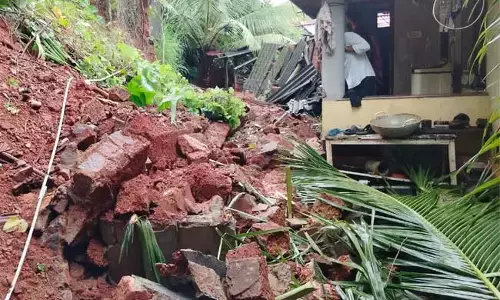 ವಿಟ್ಲ: ಭಾರೀ ಮಳೆಗೆ ಮನೆ ಮೇಲೆ ಕುಸಿದ ಪೊಲೀಸ್ ವಸತಿ ಗೃಹದ ತಡೆಗೋಡೆ