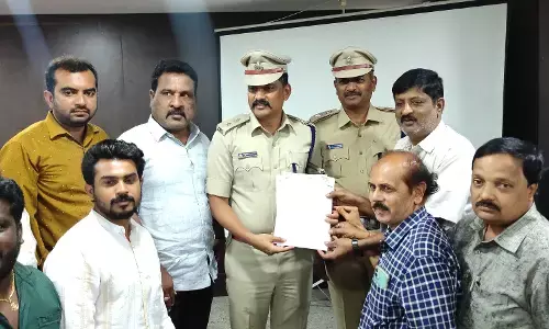 ಮಂಡ್ಯ| ಪತ್ರಕರ್ತರ ಬಂಧನ ಪ್ರಕರಣ: ಪೊಲೀಸರ ವಿರುದ್ಧ ಪ್ರತಿಭಟನೆ