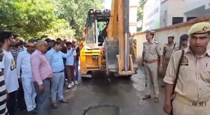 ರಸ್ತೆ ತೆರವು: ಪೊಲೀಸ್ ಠಾಣೆಗೂ ತಟ್ಟಿದ ಬುಲ್ಡೋಜರ್ ಕಾರ್ಯಾಚರಣೆಯ ಬಿಸಿ! ರಸ್ತೆ ತೆರವು: ಪೊಲೀಸ್ ಠಾಣೆಗೂ ತಟ್ಟಿದ ಬುಲ್ಡೋಜರ್ ಕಾರ್ಯಾಚರಣೆಯ ಬಿಸಿ!