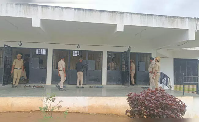ಶಿವಮೊಗ್ಗ: ಕೇಂದ್ರ ಕಾರಾಗೃಹದ ಮೇಲೆ ಜಿಲ್ಲಾ ಪೊಲೀಸರ ದಿಢೀರ್ ದಾಳಿ ಶಿವಮೊಗ್ಗ: ಕೇಂದ್ರ ಕಾರಾಗೃಹದ ಮೇಲೆ ಜಿಲ್ಲಾ ಪೊಲೀಸರ ದಿಢೀರ್ ದಾಳಿ