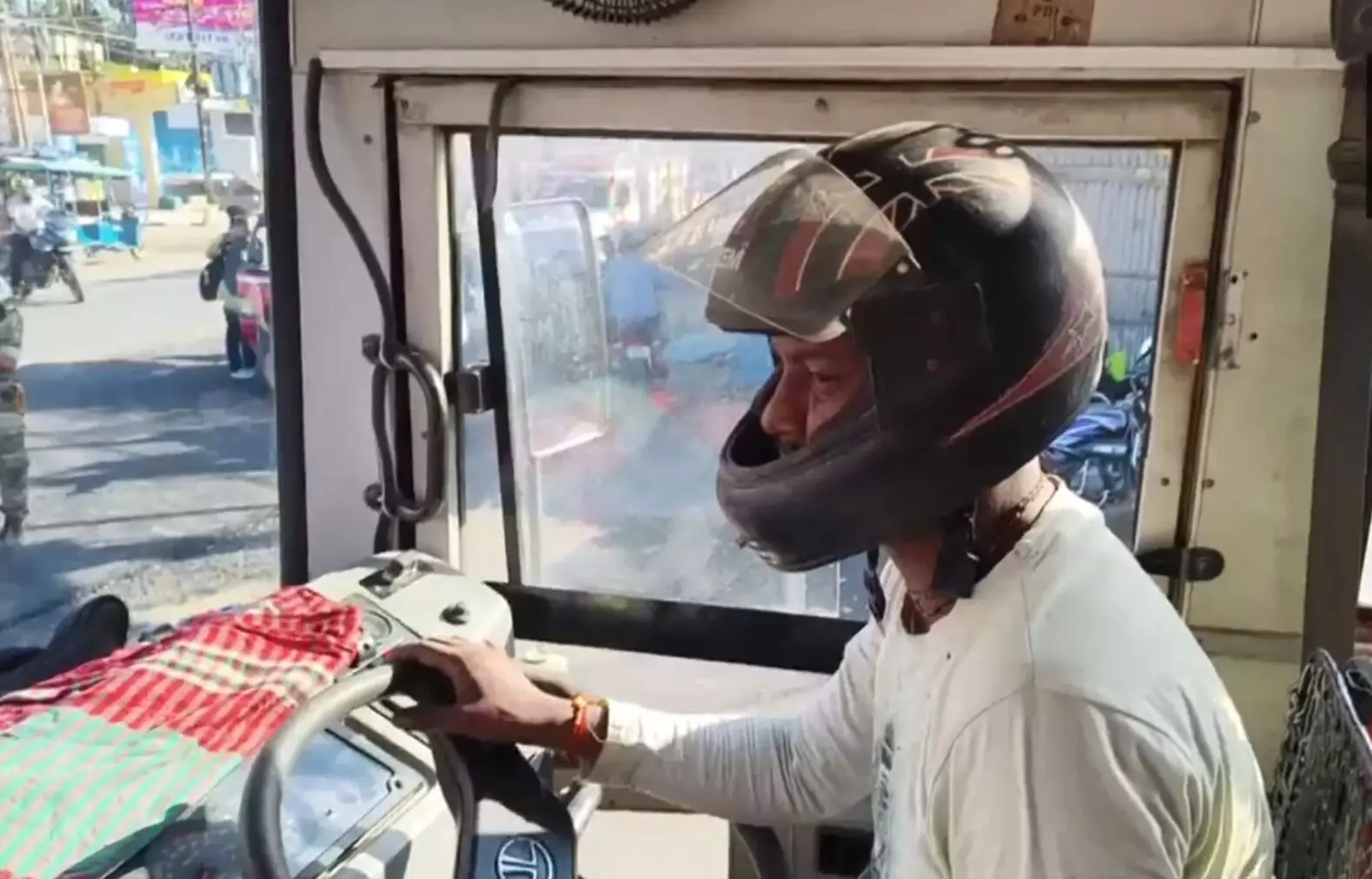 ́ಬಂಗಾಳ ಬಂದ್ʼ| ಕೋಲ್ಕತಾದಲ್ಲಿ ಬಿಗಿ ಭದ್ರತೆ ; ಹೆಲ್ಮೆಟ್ ಧರಿಸಿದ ಬಸ್ ಚಾಲಕರು ́ಬಂಗಾಳ ಬಂದ್ʼ| ಕೋಲ್ಕತಾದಲ್ಲಿ ಬಿಗಿ ಭದ್ರತೆ ; ಹೆಲ್ಮೆಟ್ ಧರಿಸಿದ ಬಸ್ ಚಾಲಕರು