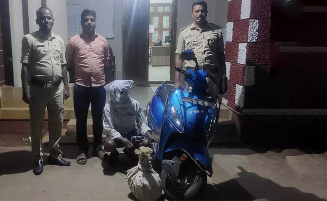 ಚಾಮರಾಜನಗರ: ಅಕ್ರಮ ಮದ್ಯ ಸಾಗಾಣಿಕೆ; ವಾಹನ ಸಹಿತ ಆರೋಪಿ ಪೊಲೀಸ್ ವಶಕ್ಕೆ ಚಾಮರಾಜನಗರ: ಅಕ್ರಮ ಮದ್ಯ ಸಾಗಾಣಿಕೆ; ವಾಹನ ಸಹಿತ ಆರೋಪಿ ಪೊಲೀಸ್ ವಶಕ್ಕೆ