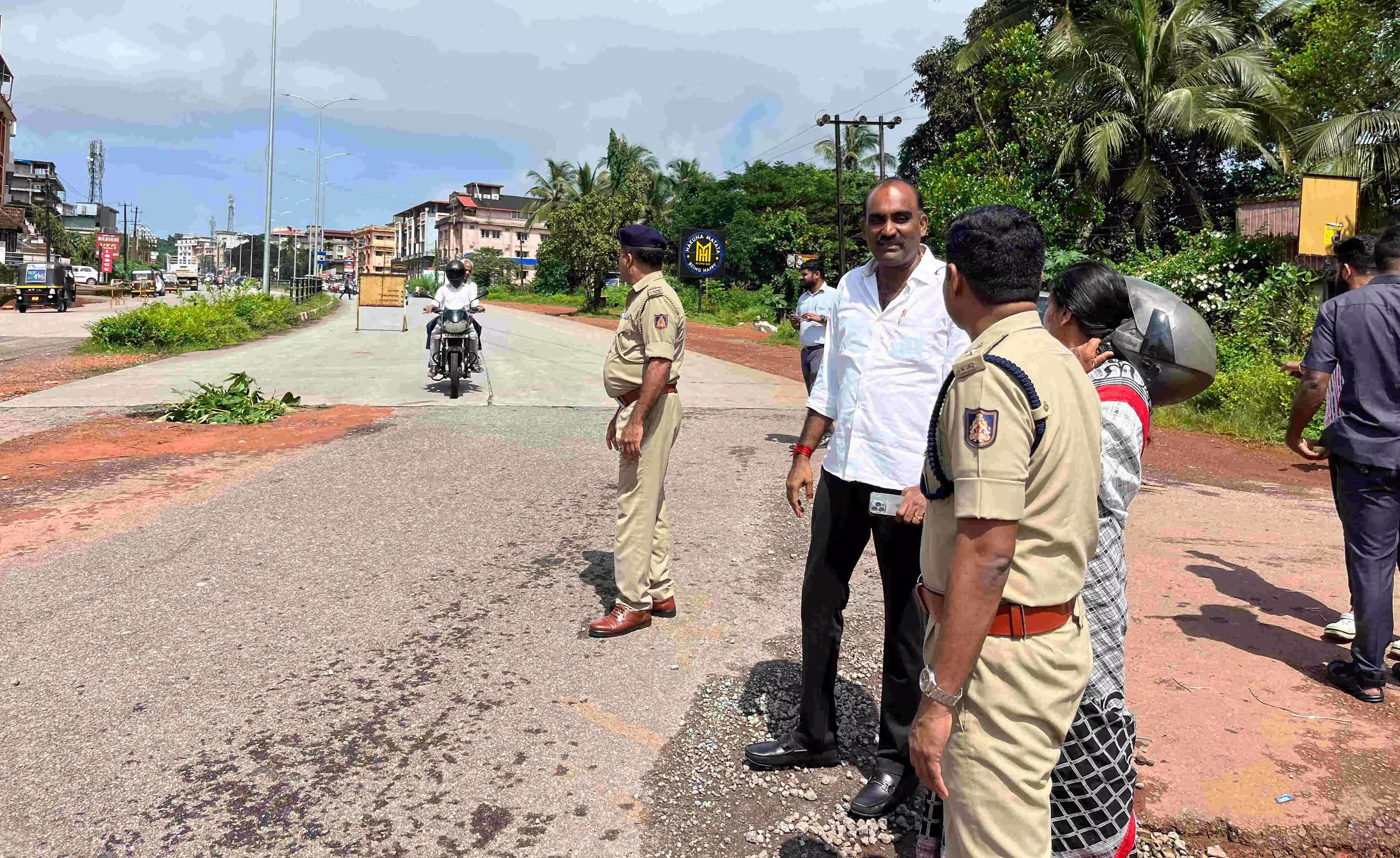 ಕೆಳಪರ್ಕಳ ರಾಷ್ಟ್ರೀಯ ಹೆದ್ದಾರಿಯಲ್ಲಿ ಹದಗೆಟ್ಟ ರಸ್ತೆ: ಪರಿಶೀಲನೆ ಕೆಳಪರ್ಕಳ ರಾಷ್ಟ್ರೀಯ ಹೆದ್ದಾರಿಯಲ್ಲಿ ಹದಗೆಟ್ಟ ರಸ್ತೆ: ಪರಿಶೀಲನೆ