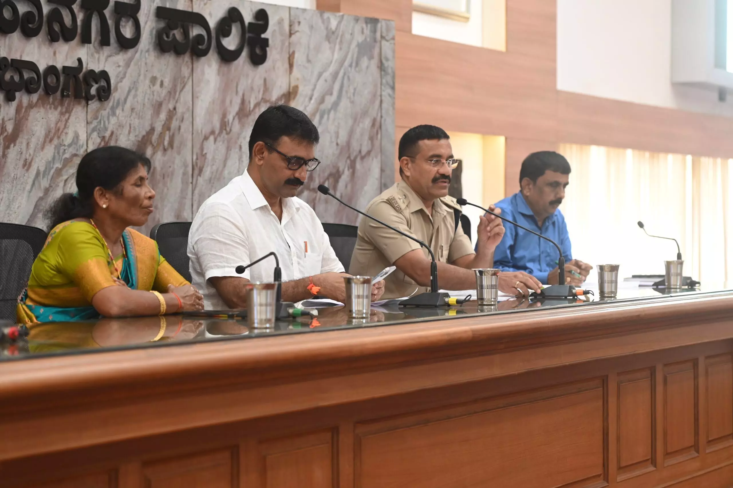 ಮಂಗಳೂರು: ಮನಪಾ ಸಂಚಾರ ಸುವ್ಯವಸ್ಥೆ ಸಭೆಯಲ್ಲಿ ಸಮಸ್ಯೆಗಳ ಮಹಾಪೂರ ಮಂಗಳೂರು: ಮನಪಾ ಸಂಚಾರ ಸುವ್ಯವಸ್ಥೆ ಸಭೆಯಲ್ಲಿ ಸಮಸ್ಯೆಗಳ ಮಹಾಪೂರ