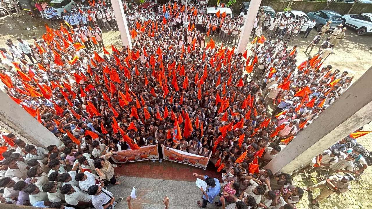 ಮಂಗಳೂರು ವಿವಿಯಲ್ಲಿ ವಿದ್ಯಾರ್ಥಿ ವಿರೋಧಿ ನೀತಿ ಆರೋಪ: ಎಬಿವಿಪಿ ಧರಣಿ