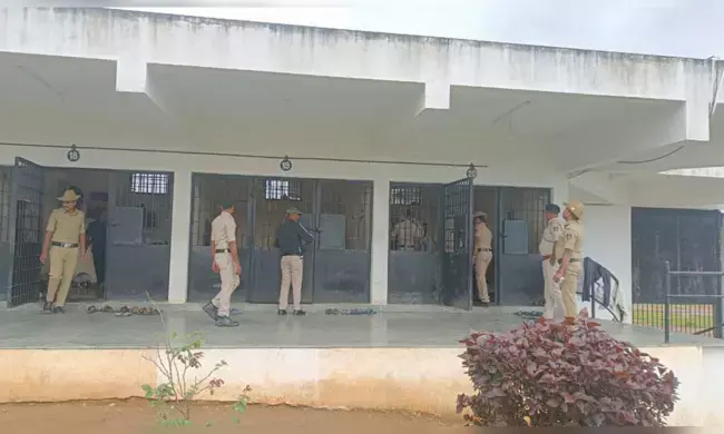 ಶಿವಮೊಗ್ಗ:  ಕೇಂದ್ರ ಕಾರಾಗೃಹದ ಮೇಲೆ ಜಿಲ್ಲಾ ಪೊಲೀಸರ ದಿಢೀರ್‌ ದಾಳಿ