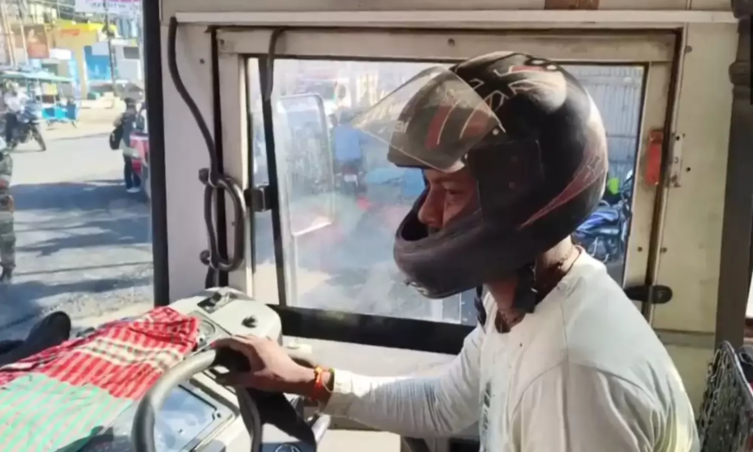 ́ಬಂಗಾಳ ಬಂದ್ʼ| ಕೋಲ್ಕತಾದಲ್ಲಿ ಬಿಗಿ ಭದ್ರತೆ ; ಹೆಲ್ಮೆಟ್ ಧರಿಸಿದ ಬಸ್ ಚಾಲಕರು