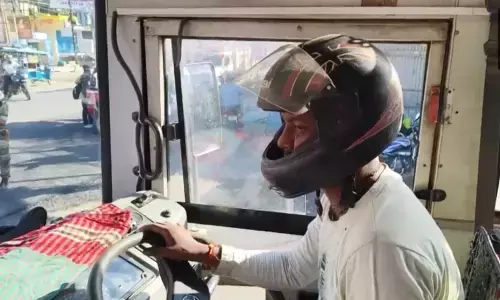 ́ಬಂಗಾಳ ಬಂದ್ʼ| ಕೋಲ್ಕತಾದಲ್ಲಿ ಬಿಗಿ ಭದ್ರತೆ ; ಹೆಲ್ಮೆಟ್ ಧರಿಸಿದ ಬಸ್ ಚಾಲಕರು