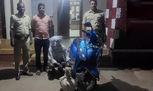 ಚಾಮರಾಜನಗರ:  ಅಕ್ರಮ ಮದ್ಯ ಸಾಗಾಣಿಕೆ;  ವಾಹನ ಸಹಿತ ಆರೋಪಿ  ಪೊಲೀಸ್‌ ವಶಕ್ಕೆ