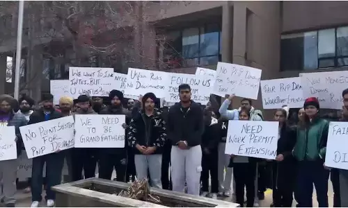 ಕೆನಡಾ: ವಲಸೆ ನೀತಿ ಬದಲಾವಣೆ ವಿರುದ್ಧ ವಿದ್ಯಾರ್ಥಿಗಳ ಪ್ರತಿಭಟನೆ