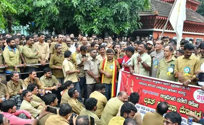 ಮಂಗಳೂರು: ಸಾವಿರಾರು ಸಂಖ್ಯೆಯಲ್ಲಿ ರಿಕ್ಷಾಚಾಲಕರಿಂದ ಮೆರವಣಿಗೆ, ಪ್ರತಿಭಟನೆ ಮಂಗಳೂರು: ಸಾವಿರಾರು ಸಂಖ್ಯೆಯಲ್ಲಿ ರಿಕ್ಷಾಚಾಲಕರಿಂದ ಮೆರವಣಿಗೆ, ಪ್ರತಿಭಟನೆ