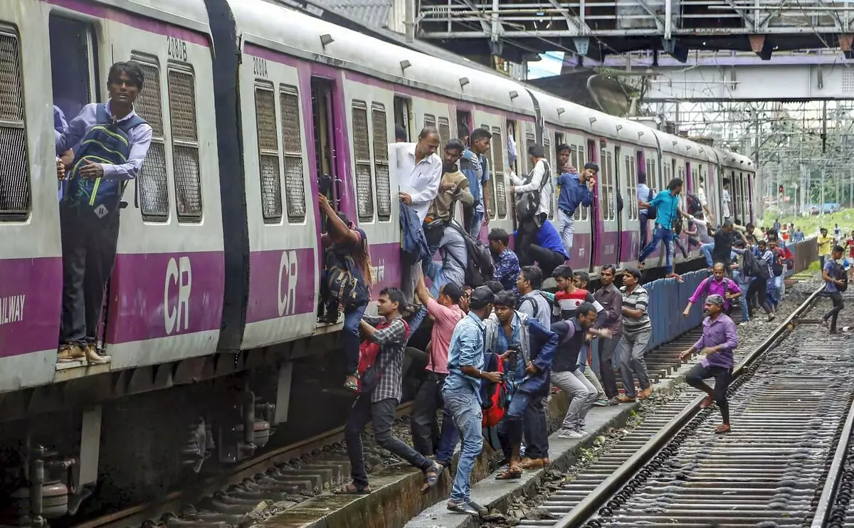 ಕಳೆದ 20 ವರ್ಷಗಳಲ್ಲಿ ಮುಂಬೈನ ಲೋಕಲ್ ರೈಲು ಮಾರ್ಗಗಳಲ್ಲಿ 52,300 ಮಂದಿ ಸಾವು