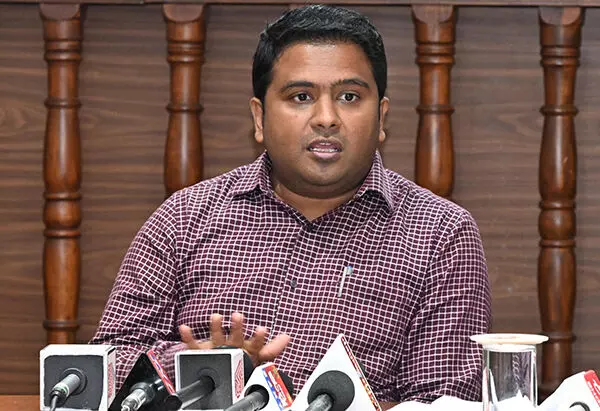 ಇ-ಆಟೋ ರಿಕ್ಷಾ ಸಂಚಾರಕ್ಕೆ ಕೇಂದ್ರ ಮಾರ್ಗ ಸೂಚಿಯಂತೆ ಆದೇಶ: ದ.ಕ. ಜಿಲ್ಲಾಧಿಕಾರಿ ಸ್ಪಷ್ಟನೆ ಇ-ಆಟೋ ರಿಕ್ಷಾ ಸಂಚಾರಕ್ಕೆ ಕೇಂದ್ರ ಮಾರ್ಗ ಸೂಚಿಯಂತೆ ಆದೇಶ: ದ.ಕ. ಜಿಲ್ಲಾಧಿಕಾರಿ ಸ್ಪಷ್ಟನೆ