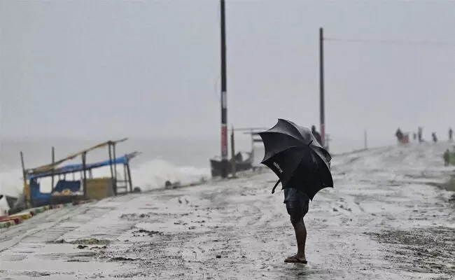 ಭಾರತ ಮತ್ತು ಪಾಕ್ ಕರಾವಳಿಯಲ್ಲಿ ಚಂಡಮಾರುತ, ಸಾವಿರಾರು ಜನರ ಸ್ಥಳಾಂತರ