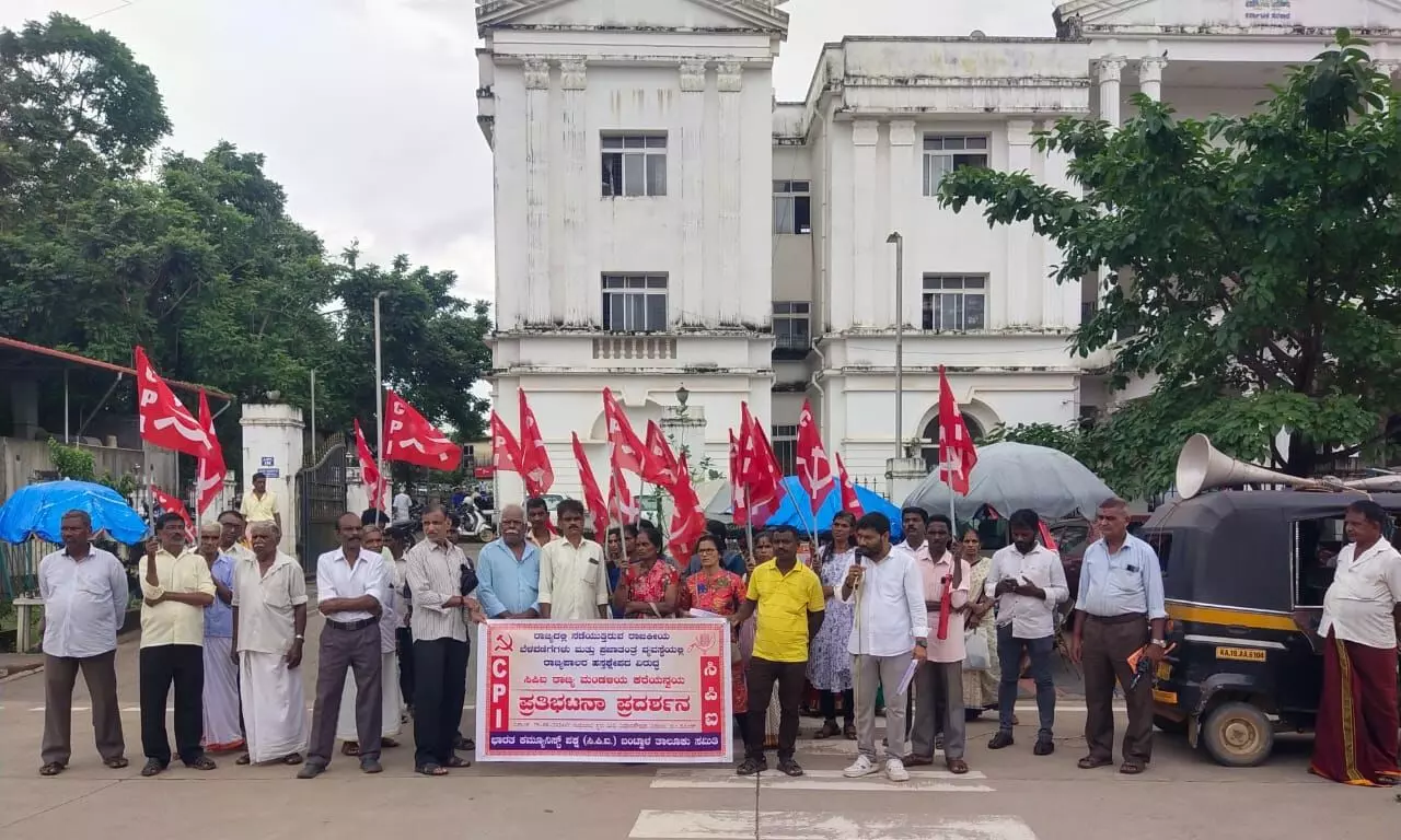 ಬಿ.ಸಿ.ರೋಡ್ : ರಾಜ್ಯಪಾಲರ ಹುದ್ದೆಯನ್ನು ರದ್ದುಗೊಳಿಸಲು ಆಗ್ರಹಿಸಿ ಪ್ರತಿಭಟನೆ ಬಿ.ಸಿ.ರೋಡ್ : ರಾಜ್ಯಪಾಲರ ಹುದ್ದೆಯನ್ನು ರದ್ದುಗೊಳಿಸಲು ಆಗ್ರಹಿಸಿ ಪ್ರತಿಭಟನೆ